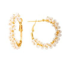 Load image into Gallery viewer, Hoop earrings with 22-carat gold-plated pearls.
