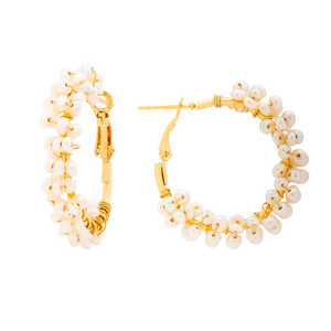 Hoop earrings with 22-carat gold-plated pearls.