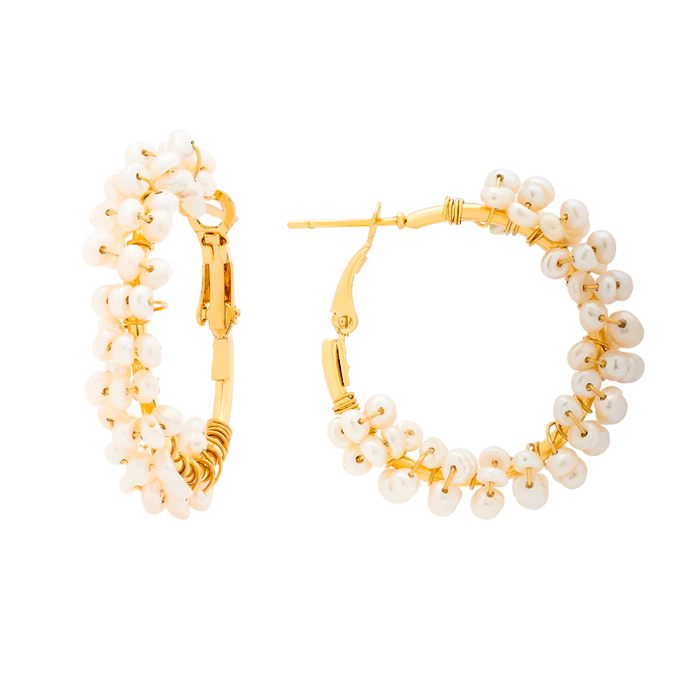 Hoop earrings with 22-carat gold-plated pearls.